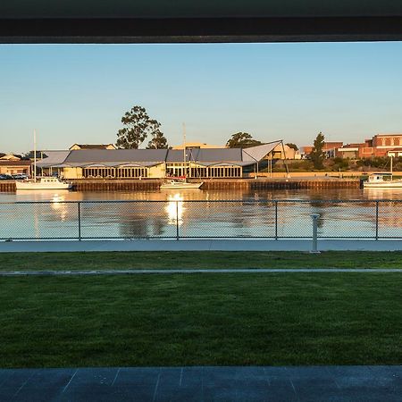 Ulverstone Waterfront Apartments Esterno foto
