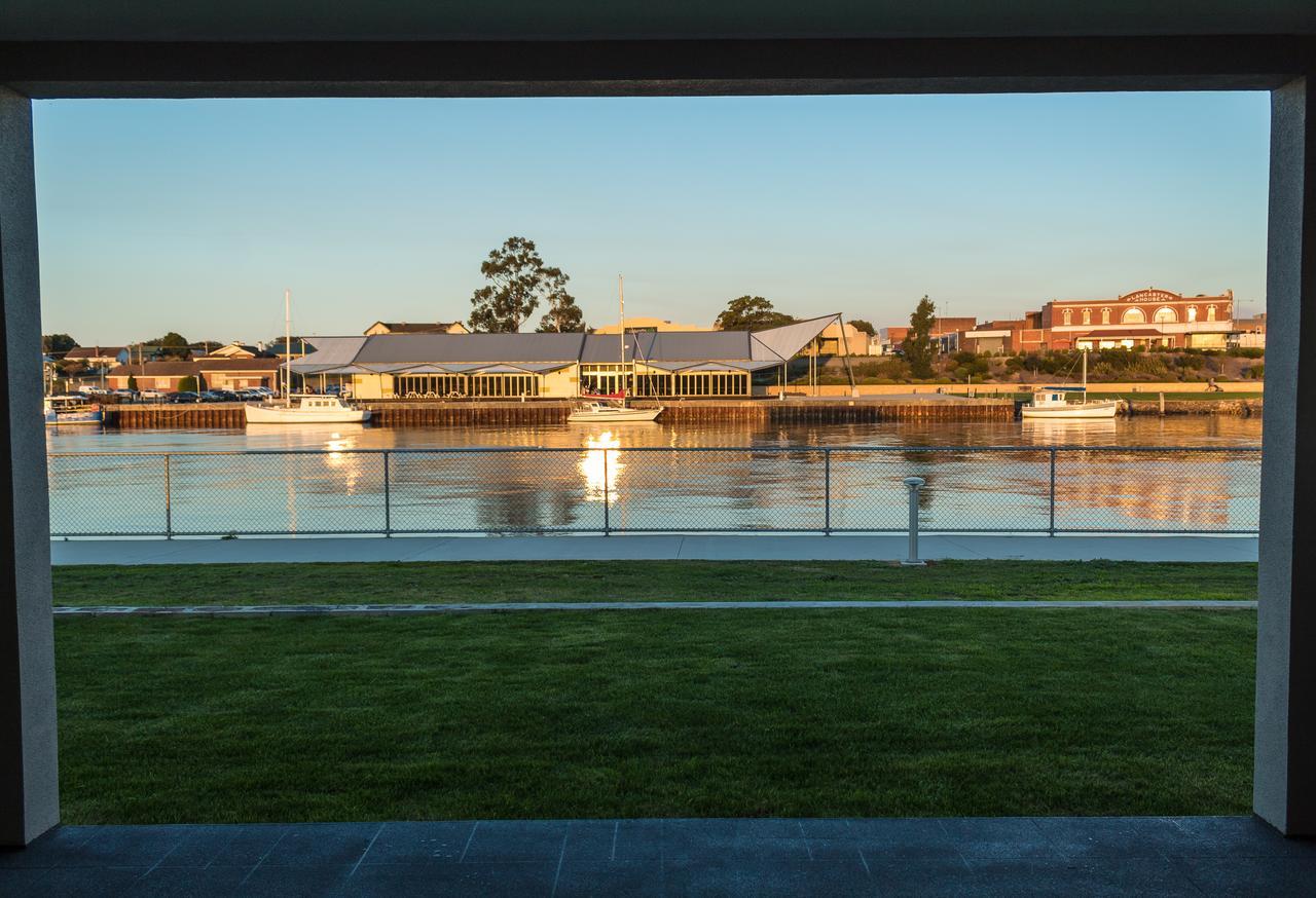 Ulverstone Waterfront Apartments Esterno foto