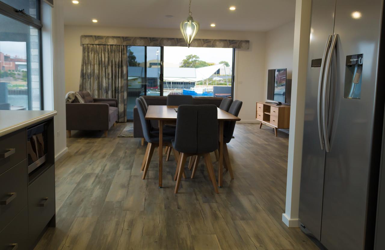 Ulverstone Waterfront Apartments Esterno foto