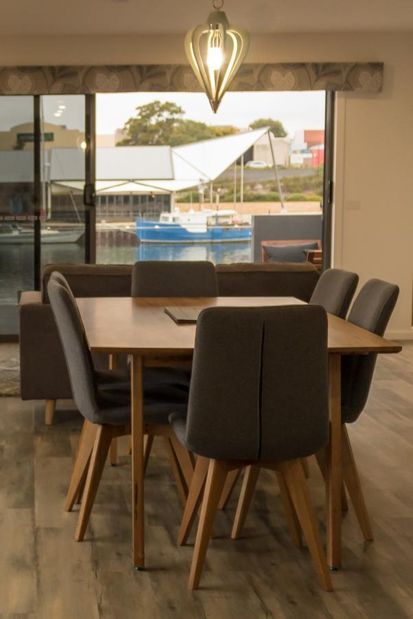 Ulverstone Waterfront Apartments Esterno foto